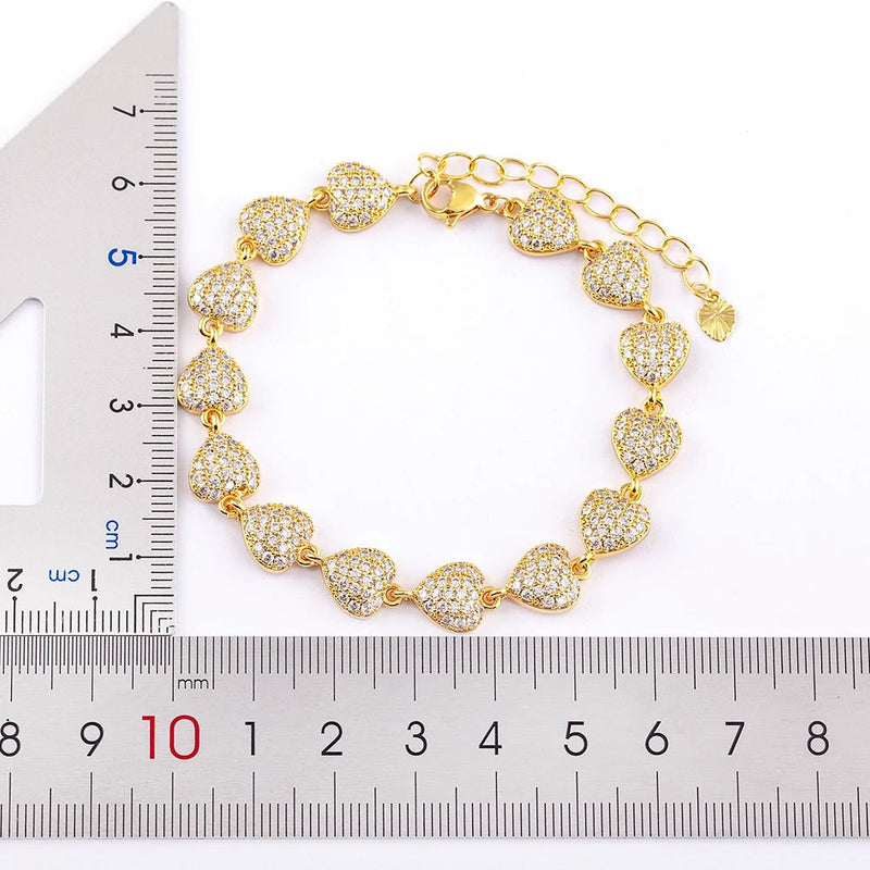 PULSERA DE CORAZONES CON TACHUELAS CHAPADA EN ORO 18K - PLS 125
