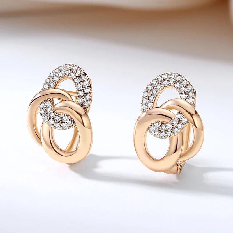 AROS DE ESLABONES CON TACHUELAS BAÑADO EN ORO 18K - BRSI255