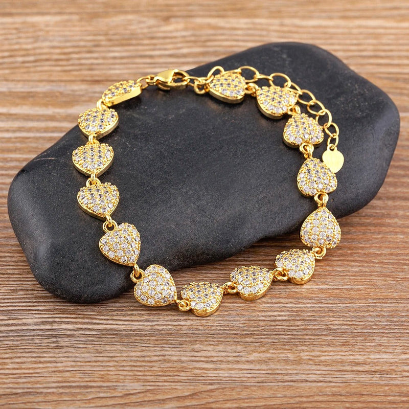 PULSERA DE CORAZONES CON TACHUELAS CHAPADA EN ORO 18K - PLS 125