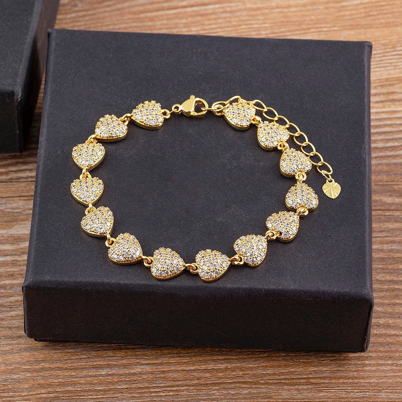 PULSERA DE CORAZONES CON TACHUELAS CHAPADA EN ORO 18K - PLS 125