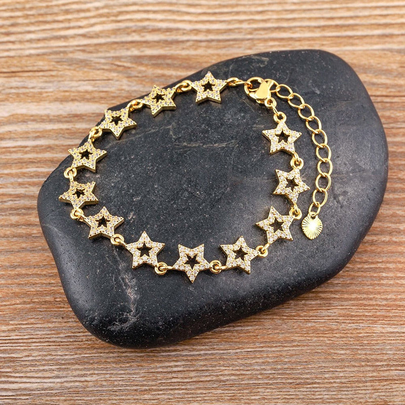 PULSERA DE ESTRELLAS CON TACHUELAS BAÑADA EN ORO 18K - PLS 132