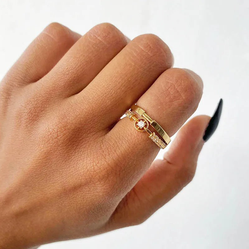 ANILLO AJUSTABLE CIRCONITAS CON TACHUELAS BAÑADAS EN ORO 18K - AN127