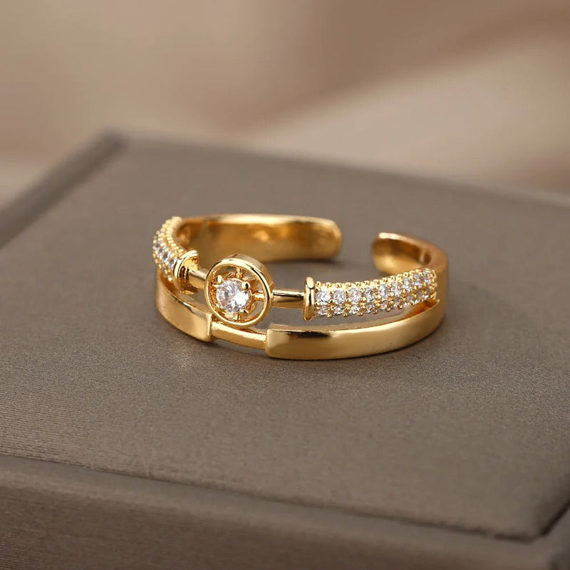 ANILLO AJUSTABLE CIRCONITAS CON TACHUELAS BAÑADAS EN ORO 18K - AN127